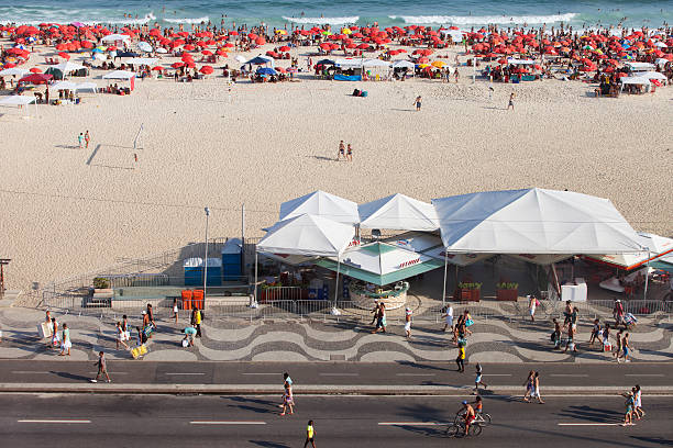 praia de copacabana - beach kiosk above - fotografias e filmes do acervo