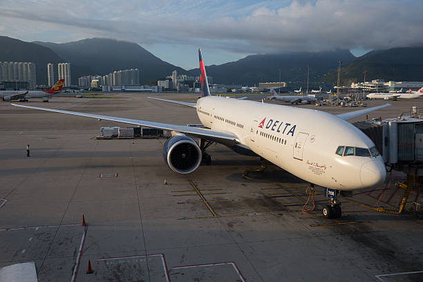 delta airlines boeing 777 - named airline fotografías e imágenes de stock