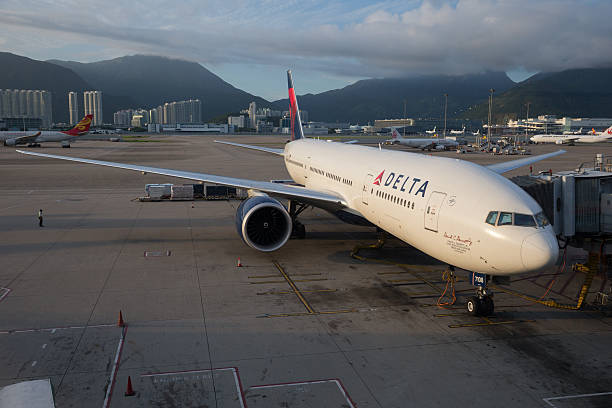 delta airlines boeing 777 - delta air lines photos et images de collection