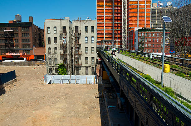 nowa konstrukcja, high line park miejski krajobraz & osób chelsea, nyc - caucasian three dimensional shape men sky zdjęcia i obrazy z banku zdjęć