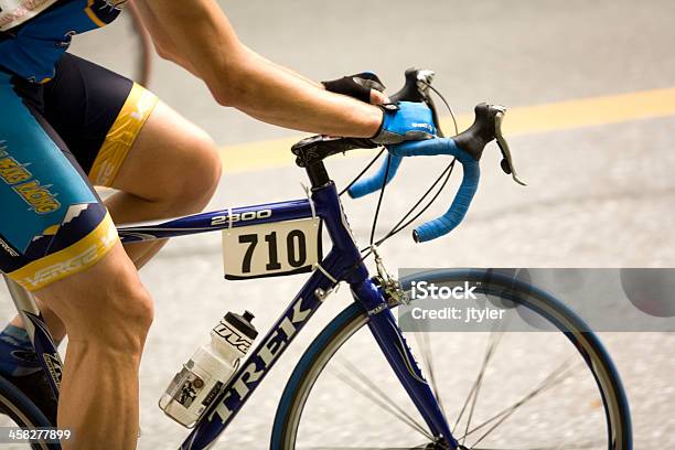 Closeup Di Ciclisti Braccia E Gambe - Fotografie stock e altre immagini di Adulto - Adulto, Arto - Parte del corpo, Arto umano