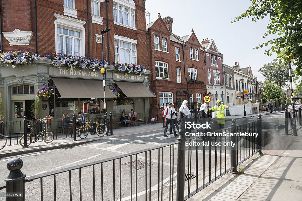 Chupa-Chupa homem contínuos Peões através de uma passagem em Londres. - Royalty-free Guarda de Peões Foto de stock