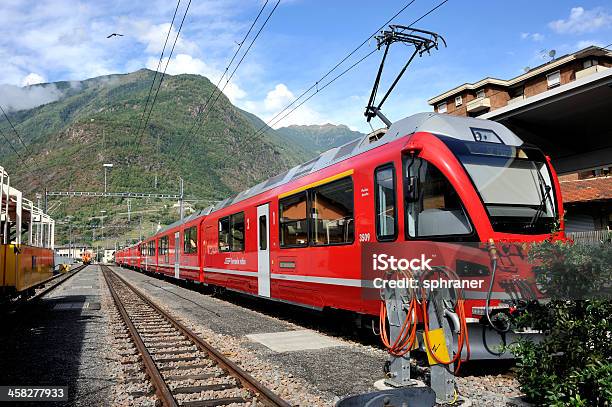 Photo libre de droit de En Train banque d'images et plus d'images libres de droit de Alpes européennes - Alpes européennes, Alpes suisses, Col de la Bernina