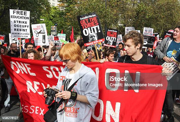 Antiausterità Marzo A Londra Inghilterra - Fotografie stock e altre immagini di 20-24 anni - 20-24 anni, Adulto, Ambientazione esterna