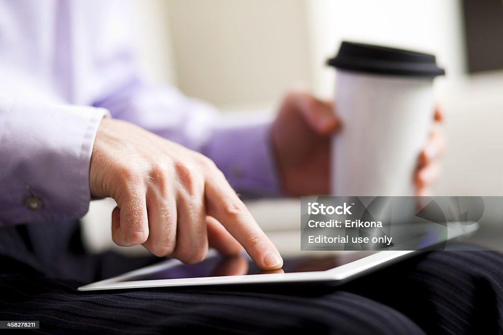 Hombre usando iPad - Foto de stock de Adulto libre de derechos