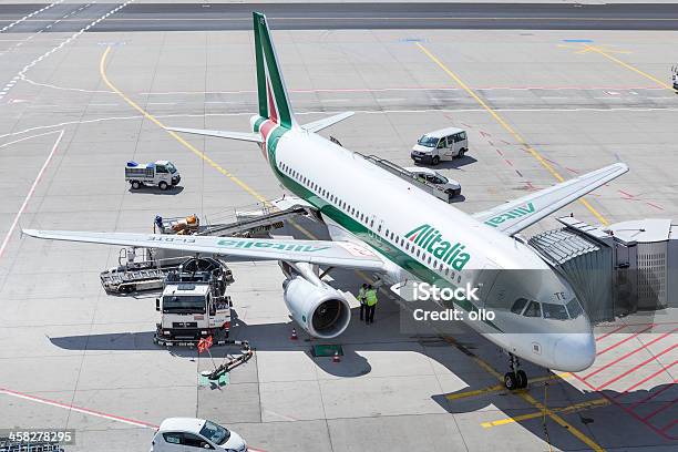 Alitalia Airbus A320 - Fotografie stock e altre immagini di Alitalia - Alitalia, Aereo di linea, Aeroplano