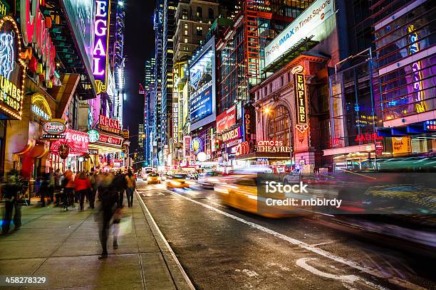 42 Nd Street In Der Nacht New York City Usa Stockfoto und mehr Bilder von Architektur - Architektur, Auto, Außenaufnahme von Gebäuden