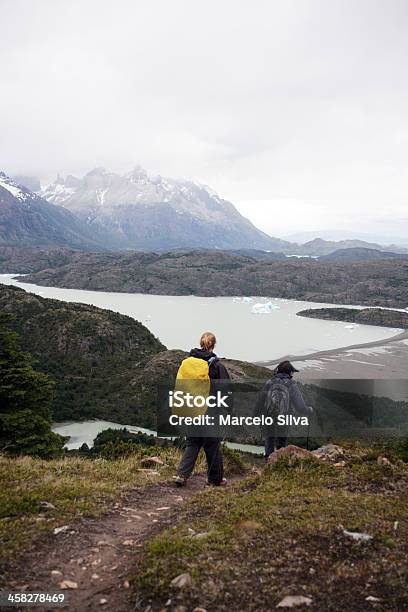 Два Womans Trekkingd Вниз — стоковые фотографии и другие картинки Вертикальный - Вертикальный, Вид сзади, Ворота вратаря - спортивное оборудование