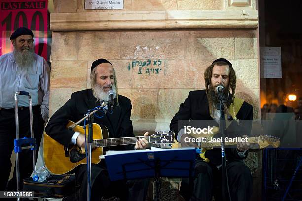 Ortodossia Di Ebrei Suona Melodie Civile A Gerusalemme - Fotografie stock e altre immagini di Gruppo musicale