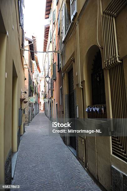 Типичные Узкая Улица В Итальянском Городке — стоковые фотографии и другие картинки Без людей - Без людей, Вертикальный, Внешний вид здания