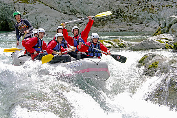 rafting - sports team sport rowing teamwork rafting fotografías e imágenes de stock