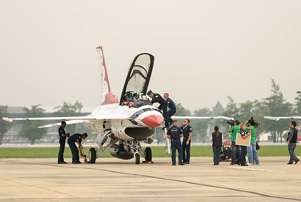 usaf thunderbirds アクセス、離陸準備をした - flying air vehicle performance airshow ストックフォトと画像