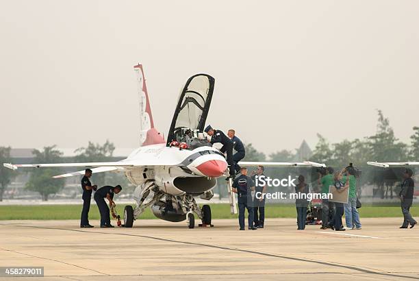 Foto de Usaf Thunderbirds Se Preparada Para Decolar e mais fotos de stock de Acrobacia aérea - Acrobacia aérea, Ao lado, Aviação Geral