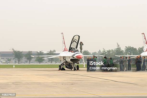 Photo libre de droit de Thunderbirds De Lus Air Force Se Conçu Pour Décoller banque d'images et plus d'images libres de droit de Air Force Thunderbirds