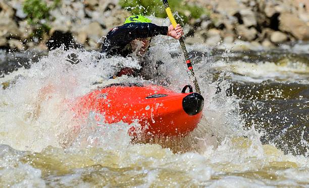 kayak en eau vive dans le colorado - rafting white water rafting river colorado photos et images de collection