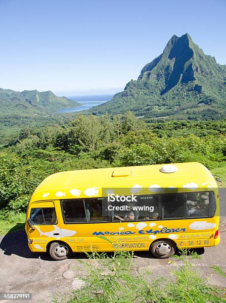 Belvedere Autocarro De Turismo E Opunohu Bay - Fotografias de stock e mais imagens de Ao Ar Livre - Ao Ar Livre, Autocarro, Autocarro de Turismo