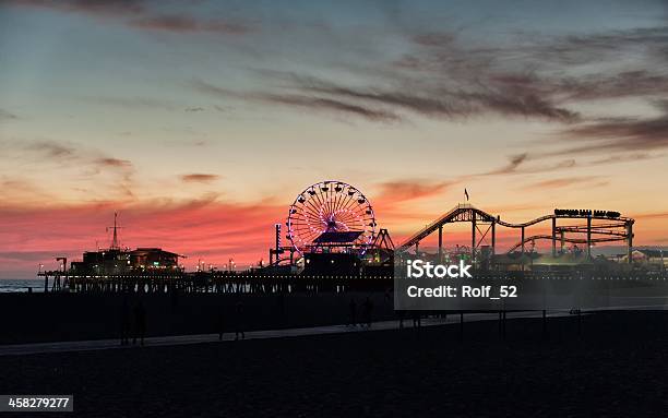 Photo libre de droit de Jetée De Santa Monica Et De La Pacific Park Au Crépuscule banque d'images et plus d'images libres de droit de Activité de loisirs