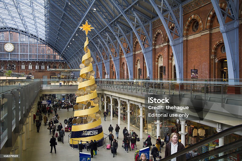 Noël dans la gare de St. Pancras à Londres, Royaume-Uni - Photo de Gare de Saint Pancras libre de droits