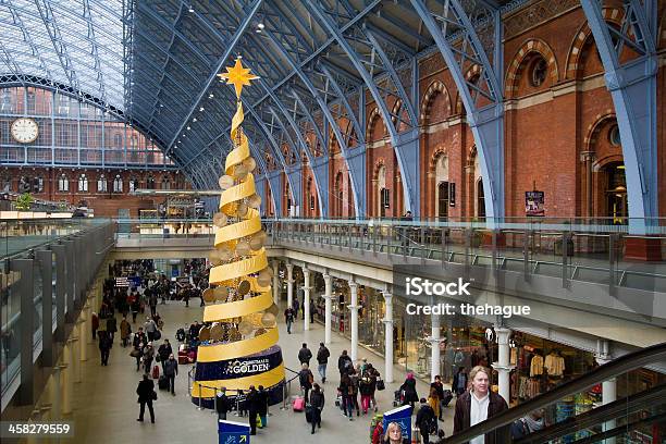 Natale In Stazione Ferroviaria Di St Pancras Londra Regno Unito - Fotografie stock e altre immagini di Ambientazione interna