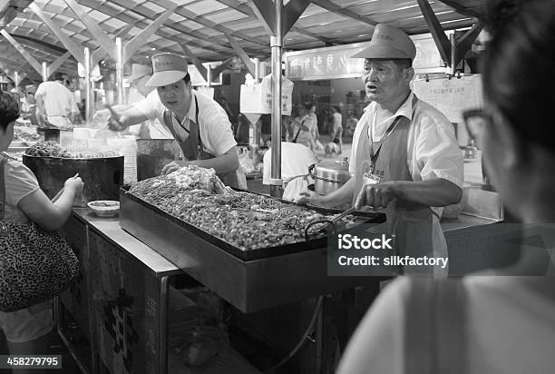 Gebratene Nudeln Mit Rindfleisch Und Gemüse In Peking Snack Street Stockfoto und mehr Bilder von Asiatische Nudeln