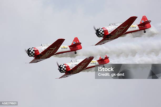 Foto de Acrobatas Equipe De Desempenho Durante Oshkosh Airventure De 2013 e mais fotos de stock de Espetáculo aéreo