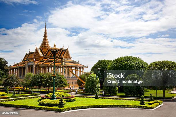 Palácio Real Phnom Penh - Fotografias de stock e mais imagens de Ao Ar Livre - Ao Ar Livre, Camboja, Capitais internacionais