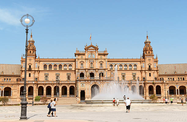 palacio espanhol em sevilha, espanha - seville sevilla fountain palacio espanol - fotografias e filmes do acervo