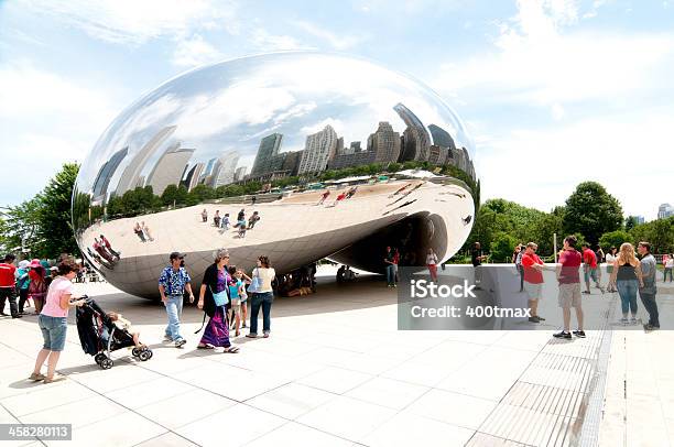 Menschen Geraffte Im Millennium Park Stockfoto und mehr Bilder von Bürogebäude - Bürogebäude, Chicago - Illinois, Cloud Gate