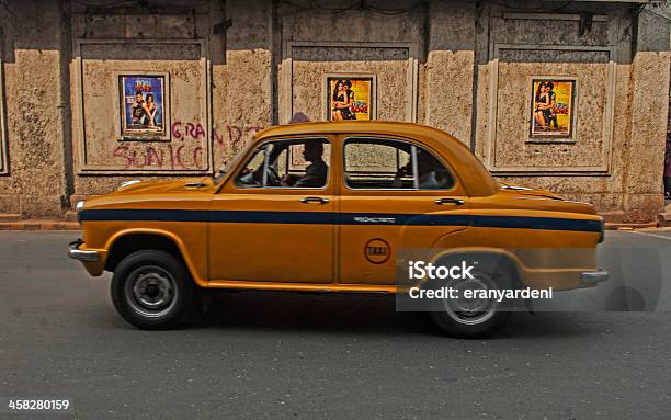 Táxi Amarelo Passa Por Na Rua Kolkatawestbengalkgm Índia - Fotografias de stock e mais imagens de Adulto