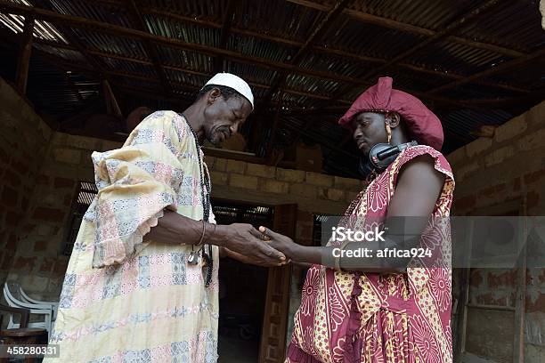 Homens Africano - Fotografias de stock e mais imagens de Adulto - Adulto, Benção, Concentração