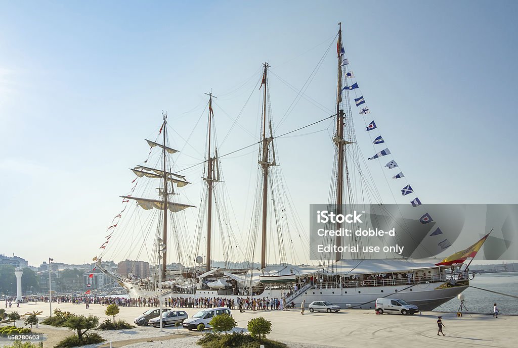 スペインのネイビーの船、ファンセバスチャン Elcano 」、docked のポート - オスカーニーマイヤー美術館 - ニテロイ市のロイヤリティフリーストックフォト