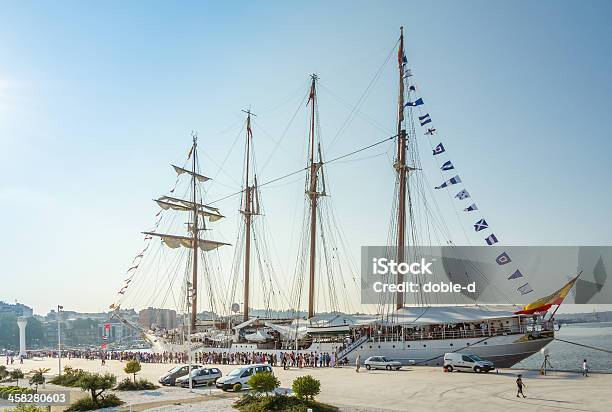 Hiszpański Morskie Statku Juan Sebastian Elcano Zadokowane W Porcie - zdjęcia stockowe i więcej obrazów Muzeum Sztuki Współczesnej Niemeyera