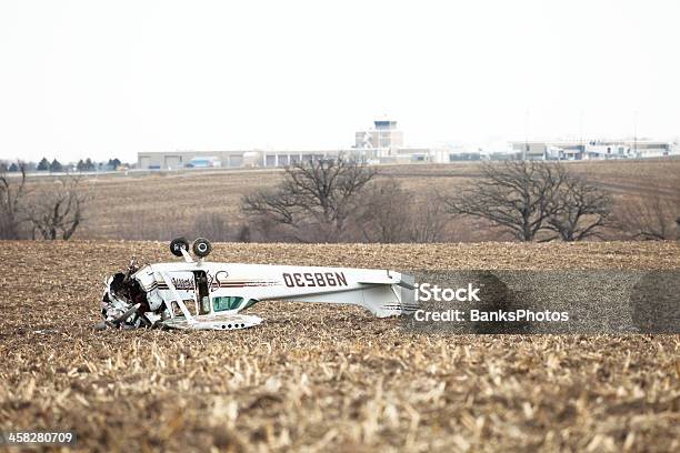 Photo libre de droit de Catastrophe Aérienne Sur Le Champ De La Ferme Avec Fond De Laéroport banque d'images et plus d'images libres de droit de Avion à hélice