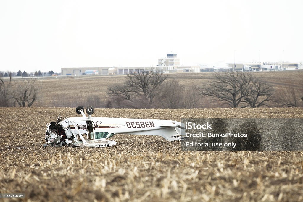 Авиационная катастрофа на ферме поле с фоне Аэропорт - Стоковые фото Винтовой самолёт роялти-фри