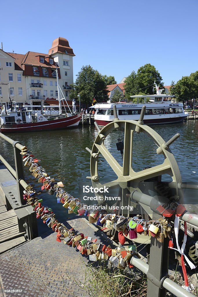 Bloqueos de amor en un puente en Warnemünde (Alemania) - Foto de stock de Agua libre de derechos