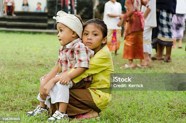 Kinder Die Im Tempel Tänzer In Bali Stockfoto und mehr Bilder von Aktivitäten und Sport - Aktivitäten und Sport, Asien, Bali