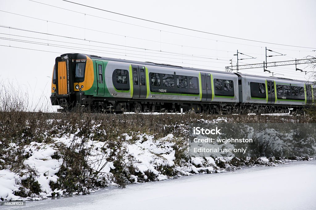 Frozen canal et la neige avec Train London Midland quittant - Photo de Canal - Eau vive libre de droits