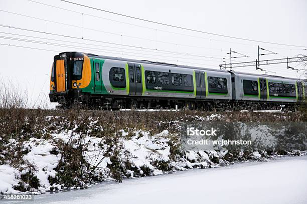 Congelato Canale E Neve Con Treno London Midland - Fotografie stock e altre immagini di Canale - Canale, Composizione orizzontale, Ferrovia