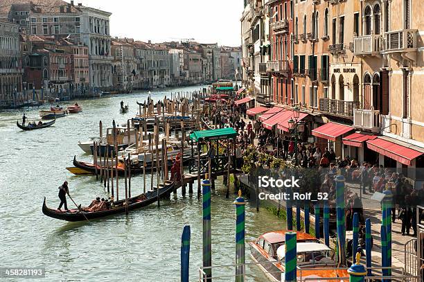 Il Canal Grande A Venezia - Fotografie stock e altre immagini di Affollato - Affollato, Ambientazione esterna, Antico - Condizione
