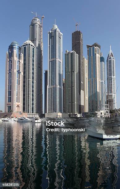 Foto de Arranhacéus Na Marina De Dubai e mais fotos de stock de Arquitetura - Arquitetura, Arranha-céu, Arábia