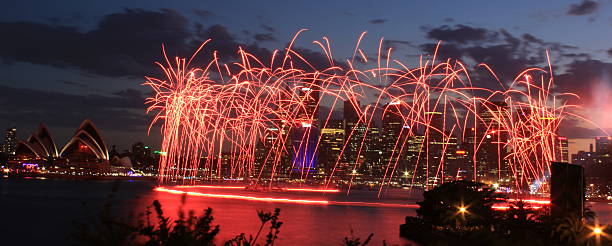 sydney réveillon du nouvel an feu travaux à proximité de l'opera house - 2013 new years eve ideas concepts photos et images de collection