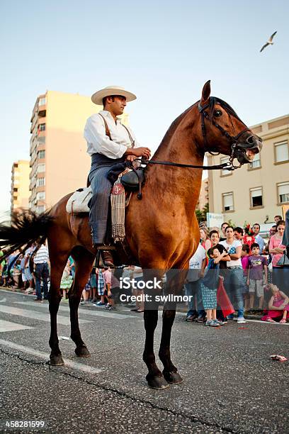 I Cavalieri Su Cavalli Marciare In Andalusia Sfilata Primavera - Fotografie stock e altre immagini di Adulto