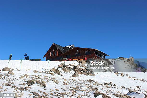 Lynch Refugio En La Parte Superior De Los Andes De La Patagonia Foto de stock y más banco de imágenes de Agua