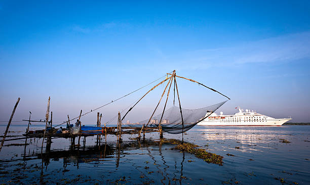 navire de tourisme & carrelet, cochin, kerala, inde. - kerala harbor malabar coast chinese fishing net photos et images de collection