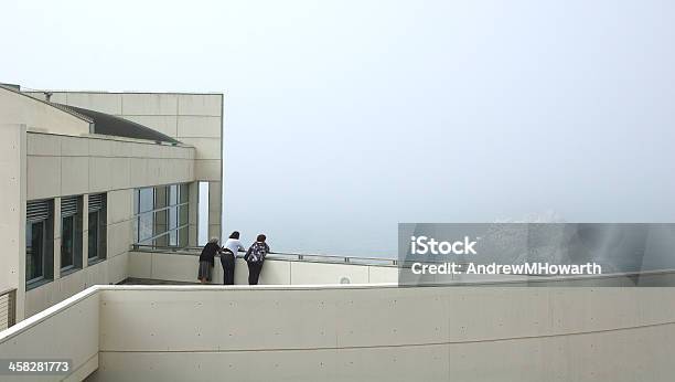 Foto de Três Pessoas Com Vista Para O Mar e mais fotos de stock de Adulto - Adulto, Arquitetura, Califórnia