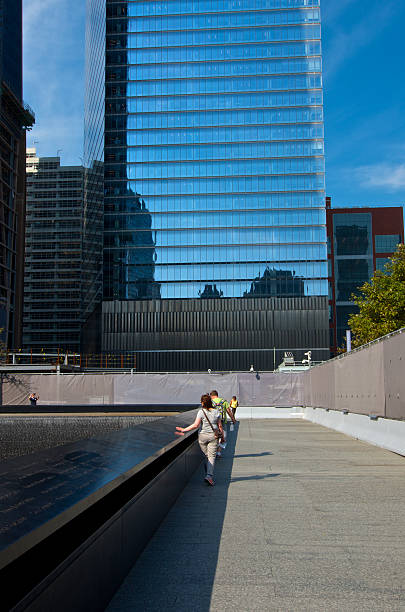 national september 11 memorial gości, północny basen, ground zero, nyc - four world trade center zdjęcia i obrazy z banku zdjęć