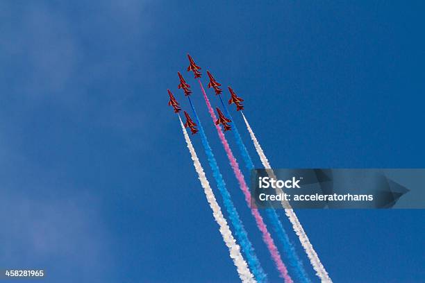 Red Arrows Mostrar Equipo Foto de stock y más banco de imágenes de Red Arrows - Red Arrows, Acrobacia aérea, Avión