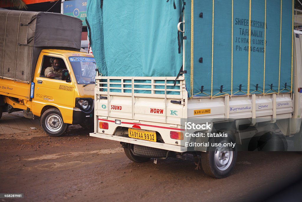 Красочные Индийский грузовиков в Бангалоре - Стоковые фото Автоперевозка роялти-фри
