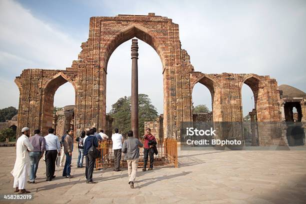 Photo libre de droit de Qutab Minar Complex New Delhi Inde banque d'images et plus d'images libres de droit de Arc - Élément architectural - Arc - Élément architectural, Architecture, Capitales internationales