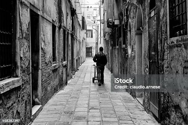 Foto de Veneza Preto E Branco e mais fotos de stock de Adulto - Adulto, Andar, Beco